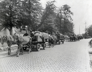 97776 Afbeelding van de terugtocht van Duitse militairen met paard en wagens op de Utrechtseweg te De Bilt.